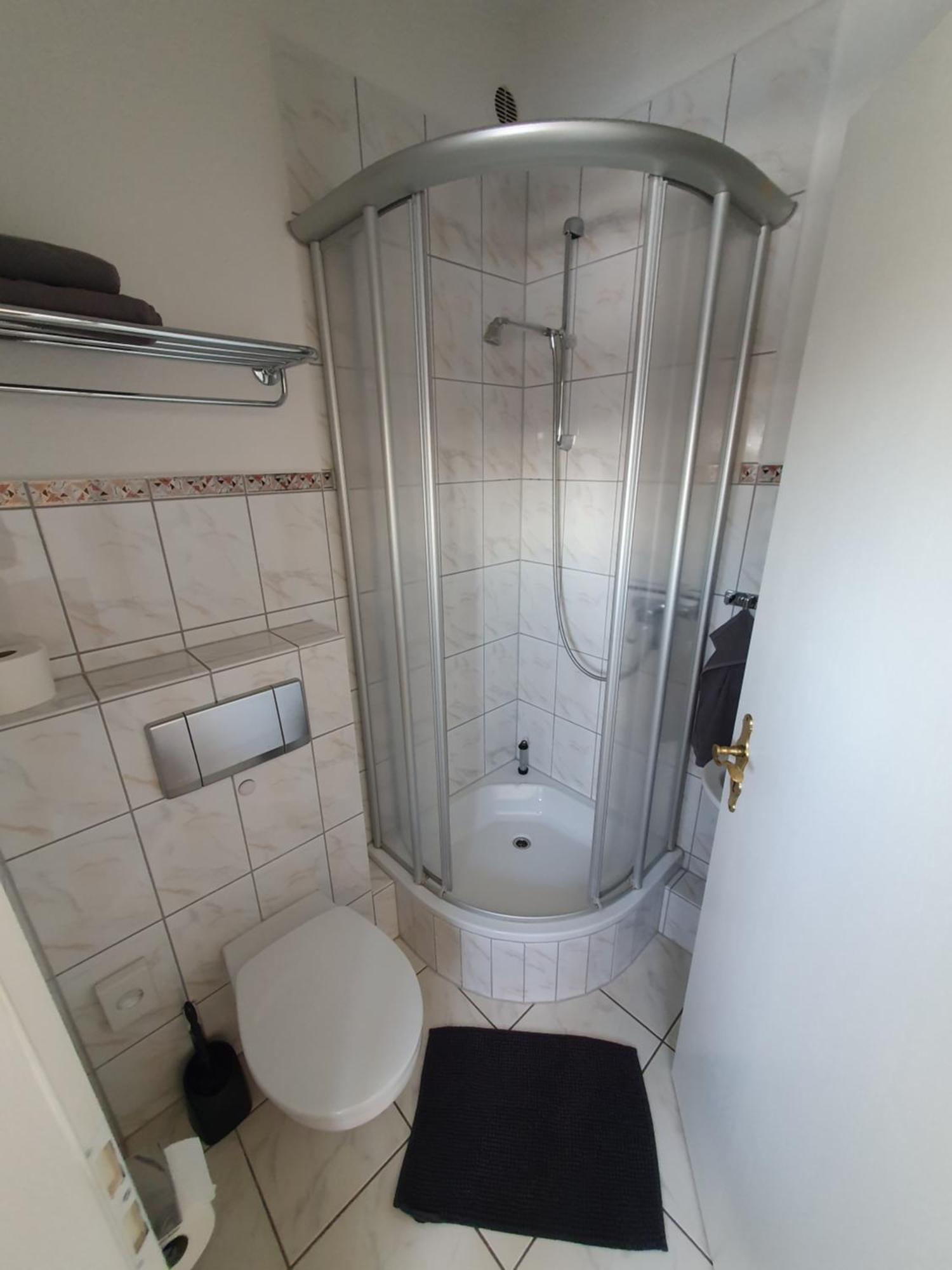 Neumuehler Hof- Ferienwohnung "Thomas" 3 Zimmer,3 Baeder Mit Dusche, Kostenfreie Parkplaetze Vor Dem Haus Schwerin  Exterior photo